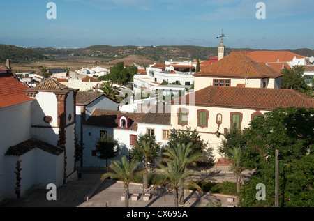 ALGARVE, PORTUGAL. Ein Blick auf die historische Stadt Silves von den Burgmauern aus gesehen. 2012. Stockfoto