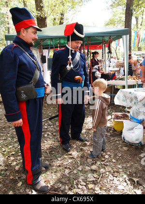 Kosaken in Uniform während des russisch-französischen Krieges von 1812-1815 und kleine Junge Stockfoto