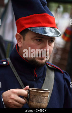 Kosaken in Uniform während des russisch-französischen Krieges von 1812-1815 ist Tee trinken. Stockfoto