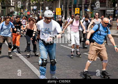 Inlineskater, überqueren die Pont Neuf an einem Sonntagnachmittag in Paris Frankreich Stockfoto