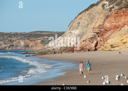 ALGARVE, PORTUGAL. Der Strand von Salema in der Nähe von Sagres im äußersten Südwesten der Provinz. 2012. Stockfoto