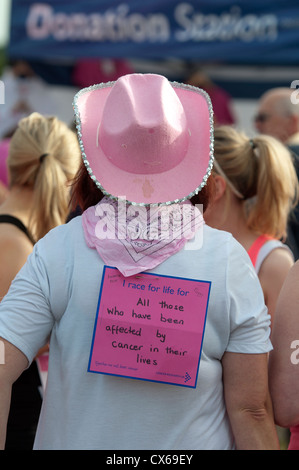 Frau vor dem Start des Rennens für das Leben in Stratford Racecourse. Stockfoto
