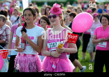 Junge Frauen im Rennen um Leben in Stratford Racecourse. Stockfoto