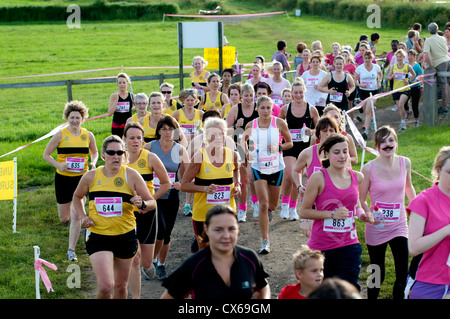Frauen im Rennen um Leben in Stratford Racecourse. Stockfoto