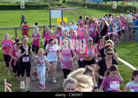 Frauen im Rennen um Leben in Stratford Racecourse. Stockfoto