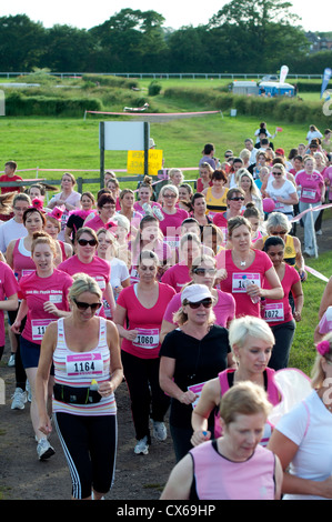 Frauen im Rennen um Leben in Stratford Racecourse. Stockfoto