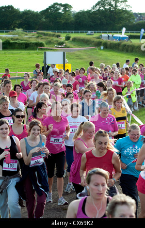 Frauen im Rennen um Leben in Stratford Racecourse. Stockfoto