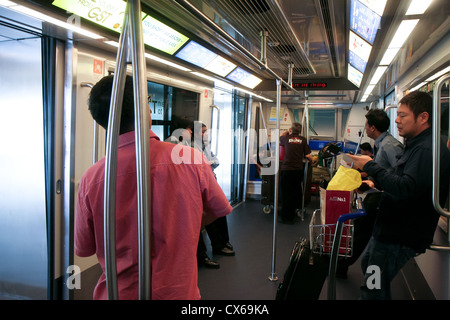 Singapur - März 2010 - Fluggästen eine Skytrain in Changi International Airport pendeln zwischen den drei Terminals. Stockfoto