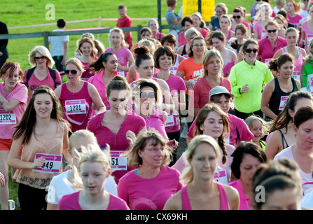 Frauen im Rennen um Leben in Stratford Racecourse. Stockfoto