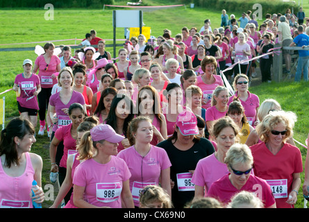 Frauen im Rennen um Leben in Stratford Racecourse. Stockfoto