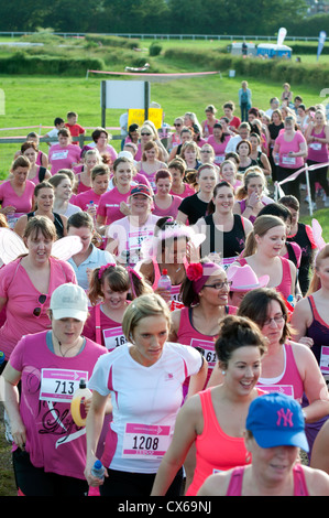 Frauen im Rennen um Leben in Stratford Racecourse. Stockfoto