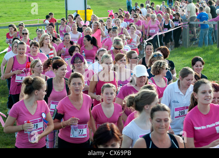 Frauen im Rennen um Leben in Stratford Racecourse. Stockfoto