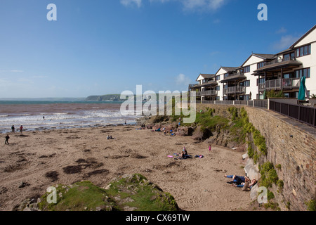 Ferienwohnungen mit Blick auf den Strand von Bigbury Bay, Bigbury-sur-mer in Richtung Burgh Island, Devon, England, UK Stockfoto