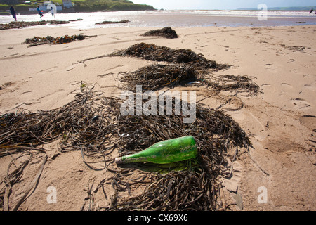 Grüne Flasche angespült Bigbury-On-Sea Beach, South Devon, England, Großbritannien Stockfoto