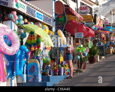 ALGARVE, PORTUGAL. Bunte Läden, Strandspielzeug und Zubehör an der Praia Carvoeiro. 2012. Stockfoto