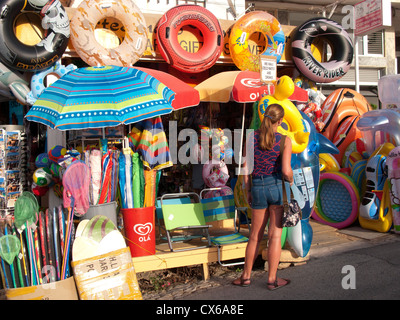 ALGARVE, PORTUGAL. Eine bunte Shop Verkauf Strand Spielzeug und Zubehör in Praia Do Carvoeiro. 2012. Stockfoto