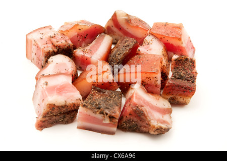 Italienische Guanciale Würfel auf weißem Hintergrund Stockfoto