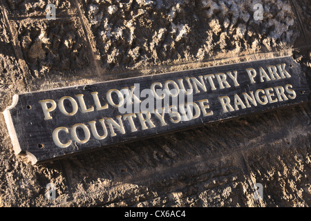 Schild an Wand Angabe Arbeitsplatz der Landschaft Rangers im Pollok Country Park, Glasgow Stockfoto