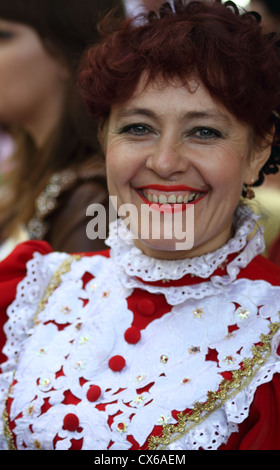 Sänger in der russischen Nationaltracht Stockfoto