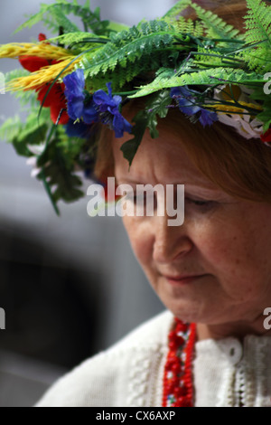 Eine ältere Frau im ukrainischen Kostüm Stockfoto