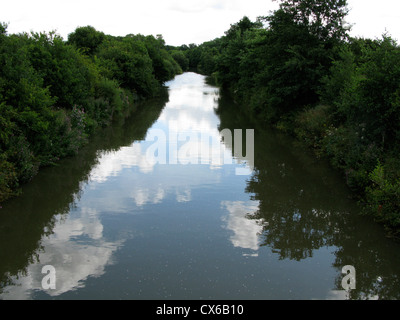 Ansicht von oben des Flusses Medway durch üppigen englischen Landschaft zu wandern Stockfoto