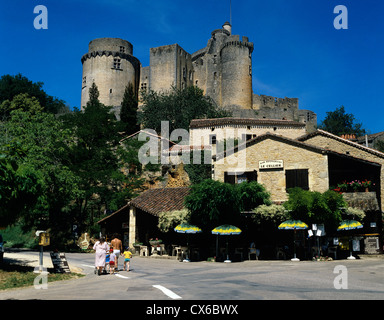 Frankreich. Dordogne. Chateau De Bonaguil und Familie im Dorf gehen. Stockfoto