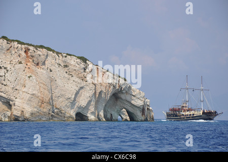 Blauen Grotten auf Zakynthos Island, Griechenland und ein Schiff vorbei Stockfoto