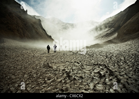 Wanderer, trekking durch Vulkans Mutnovsky, Kamtschatka, Russland Stockfoto