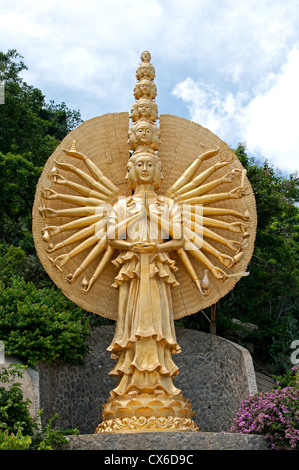 Reich verzierte goldene Multi konfrontiert weibliche Gottheit mit vielen armen Khao Takiab buddhistischen Tempel Hua Hin Thailand Stockfoto