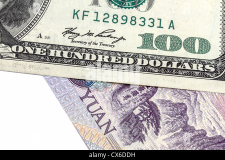 Eine Nahaufnahme von 100-Dollar-Scheinen, neben einer chinesischen Yuan-Banknote. Stockfoto