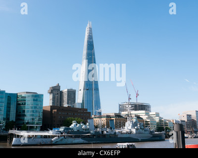 HMS Belfast mit der Scherbe im Hintergrund, London, England Stockfoto