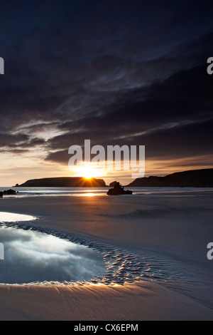 Die Sonne versinkt über Marloes Strand in Pembrokeshire, Wales, UK Stockfoto