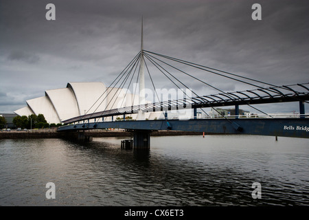 Ansicht der Glocken-Brücke über den Fluss Clyde mit the Scottish Exhibition and Conference Centre (Gürteltier) hinter Glasgow UK Stockfoto