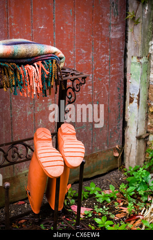 Decke und Wellington Boots auf Boot Rack im Garten Stockfoto