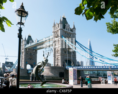 Blick auf die Tower Bridge aus St. Katherine Docks mit den Shard im Hintergrund, London, UK Stockfoto