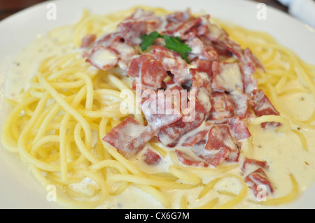 Spaghetti Carbonara mit Rindfleisch Speck Stockfoto