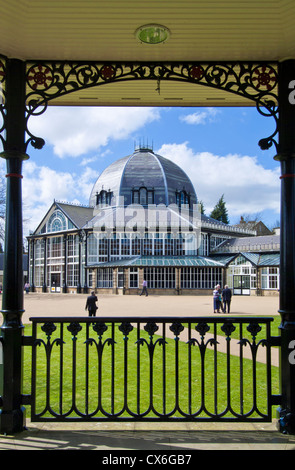 Die Octagon-Kuppel und der Wintergarten aus dem Musikpavillon im Pavillion Garten Buxton Spa Derbyshire Peak District England UK GB EU Stockfoto