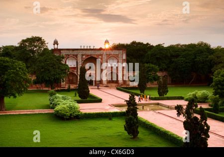 Gateway, das Humayun Mausoleum bei Sonnenuntergang, Delhi, Indien Stockfoto