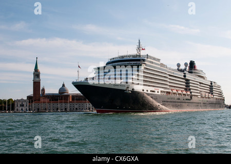 Große Kreuzfahrt vorbei an der St.-Markus Becken in Venedig, Italien Stockfoto