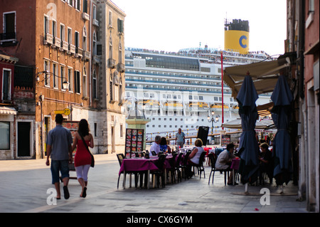 Große Kreuzfahrt vorbei an Venedigs Meer vor Touristen, Italien. Stockfoto