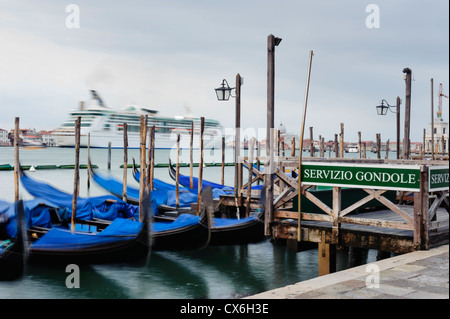 Großes Kreuzfahrtschiff betritt das San Marco Becken vor Sonnenaufgang, Venedig, Italien. Stockfoto