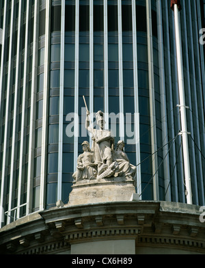 Statue von St. George slaying einen Drachen (?) außerhalb Tower 42 (ehemals der Nat-Westturm), 25 Broad St. London. Stockfoto