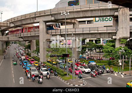 Skytrain kreuzt Pathumwan Siam Square District Center Bangkok Thailand Thai Stockfoto