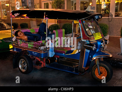 Khao San Road Mann schlafen in eine dreirädrige taxi Tuk Tuk Bangkok Thailand Thai Stockfoto