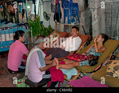 Ausländische Touristen erhalten in der Öffentlichkeit auf der Khao San Road Relax Massage Beauty Salon Bangkok Thailand massage Stockfoto