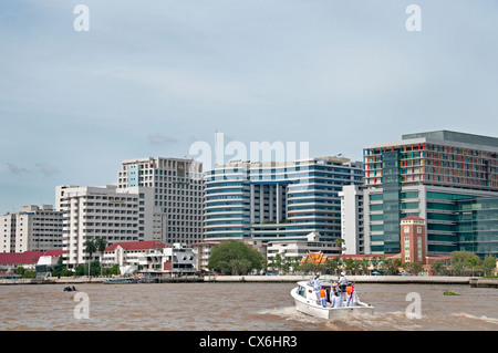 Verkehr auf dem Chao Phraya River und Bangkok Skyline Thailand Stockfoto