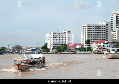 Verkehr auf dem Chao Phraya River und Bangkok Skyline Thailand Stockfoto