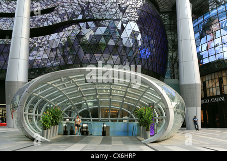 Eingang zum unterirdischen Einkaufszentrum und MRT bei ION Orchard in Orchard Road, Singapur Stockfoto