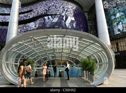 Eingang zum unterirdischen Einkaufszentrum und MRT bei ION Orchard in Orchard Road, Singapur Stockfoto