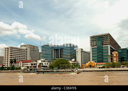 Verkehr auf dem Chao Phraya River und Bangkok Skyline Thailand Stockfoto